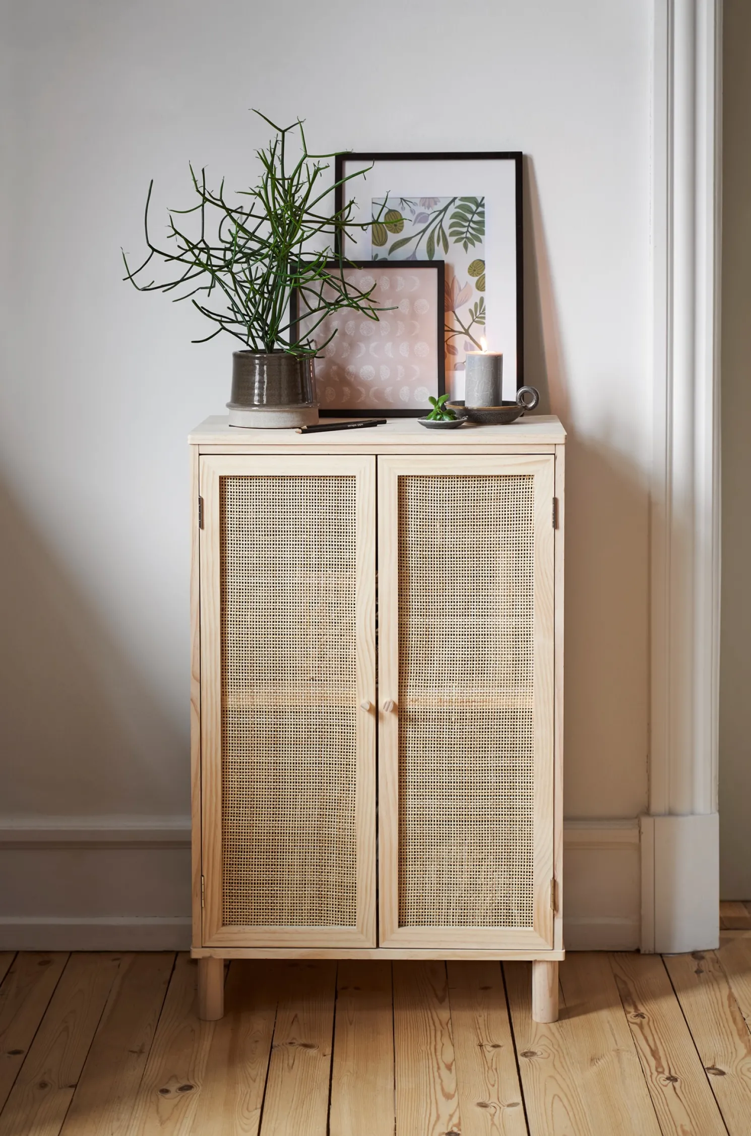 Holzschrank
